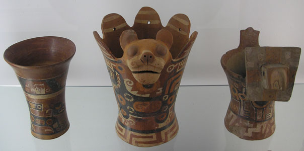 Cerámica Tiahuanaco: Kero (vaso ceremonial) polícromo con figuras geométricas y zoomórficas (felino). | Fuente: Exhibición en el Museo Etnológico de Berlín (Alemania).