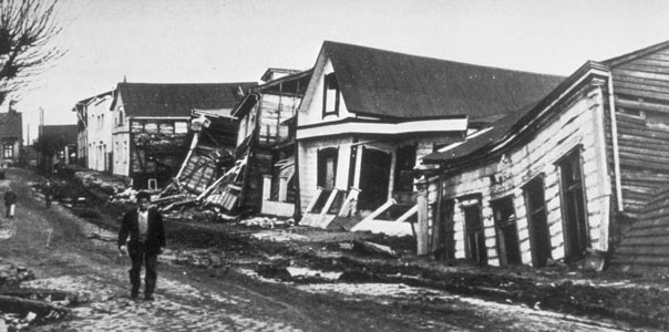 Terremoto de Valdivia: Ciudad de Valdivia tras el terremoto del 22 de mayo de 1960. Con una magnitud de 9,5 MW, es el evento telúrico más potente registrado en la historia de la humanidad. | Fuente: Administración Nacional Oceánica y Atmosférica de EE.UU. (NGDC).